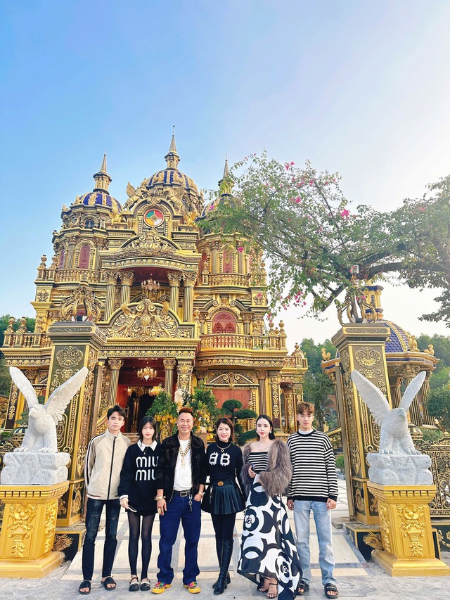 Cậu cả nhà "đại gia đồng nát" Nghệ An: Điển trai, 21 tuổi đang quản lý doanh nghiệp của gia đình- Ảnh 1. Cậu cả nhà "đại gia đồng nát" Nghệ An: Điển trai, 21 tuổi đang quản lý doanh nghiệp của gia đình- Ảnh 1.