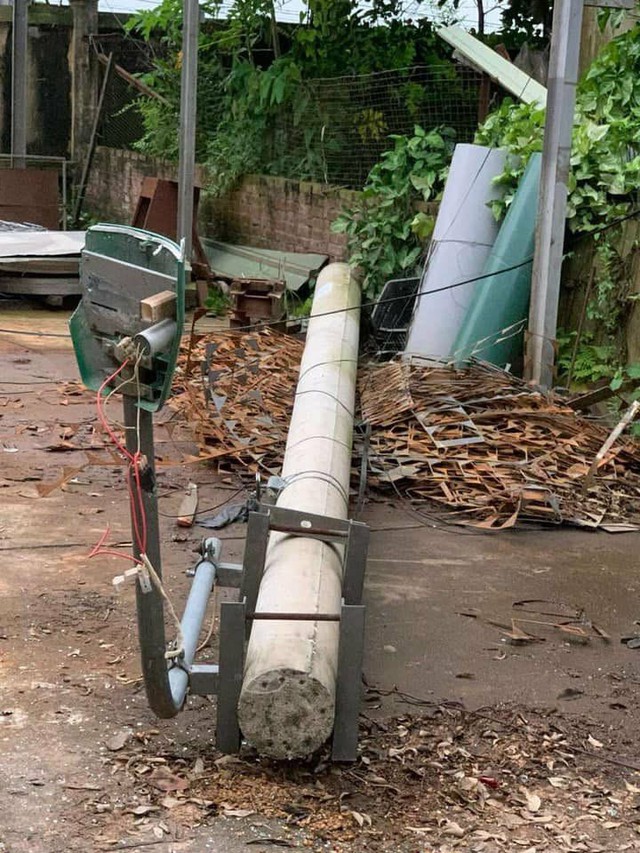 Thanh niên bất ngờ bị cột điện đổ trúng người, camera ghi lại khoảnh khắc thương tâm- Ảnh 1. Thanh niên bất ngờ bị cột điện đổ trúng người, camera ghi lại khoảnh khắc thương tâm- Ảnh 1.