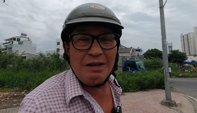 Một nam danh hài 71 tuổi vẫn phải thuê nhà, kêu gọi khán giả ủng hộ: "Nuôi con đi học khổ lắm"- Ảnh 1. Một nam danh hài 71 tuổi vẫn phải thuê nhà, kêu gọi khán giả ủng hộ: "Nuôi con đi học khổ lắm"- Ảnh 1.