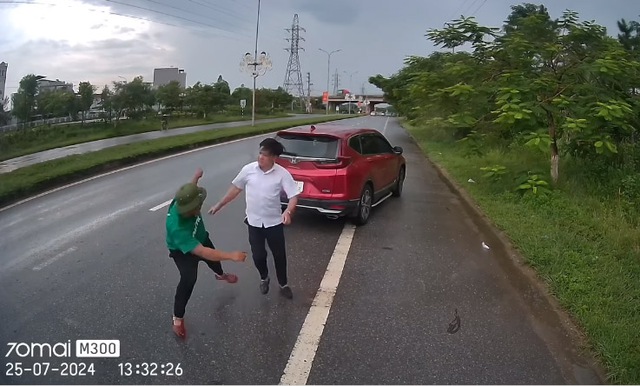 Cán bộ huyện gây hấn với tài xế trên đường ở Vĩnh Phúc: Lãnh đạo cơ quan nói gì về việc nhầm người?- Ảnh 1. Cán bộ huyện gây hấn với tài xế trên đường ở Vĩnh Phúc: Lãnh đạo cơ quan nói gì về việc nhầm người?- Ảnh 1.