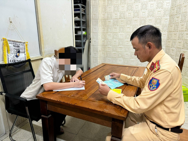 Danh tính tài xế xe Mazda đi ở làn khẩn cấp đường Vành đai 3, không nhường cho xe ưu tiên - Ảnh 1.