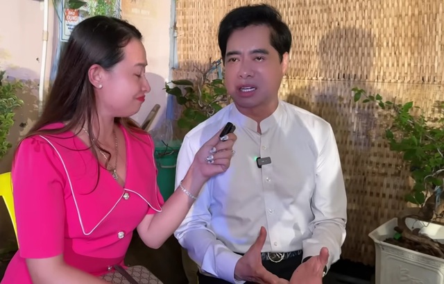 Một nam ca sĩ có học trò ở Anh, Đức, Ba Lan: 14 tuổi đã được bầu show lội sông năn nỉ đi hát- Ảnh 1. Một nam ca sĩ có học trò ở Anh, Đức, Ba Lan: 14 tuổi đã được bầu show lội sông năn nỉ đi hát- Ảnh 1.