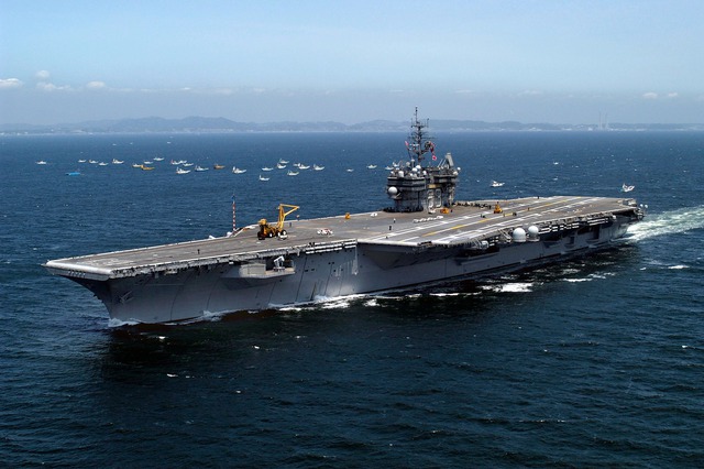 Sự cố hi hữu: Đột ngột nổi lên, tàu ngầm hạt nhân bị tàu sân bay đâm trúng- Ảnh 2. Sự cố hi hữu: Đột ngột nổi lên, tàu ngầm hạt nhân bị tàu sân bay đâm trúng- Ảnh 2.