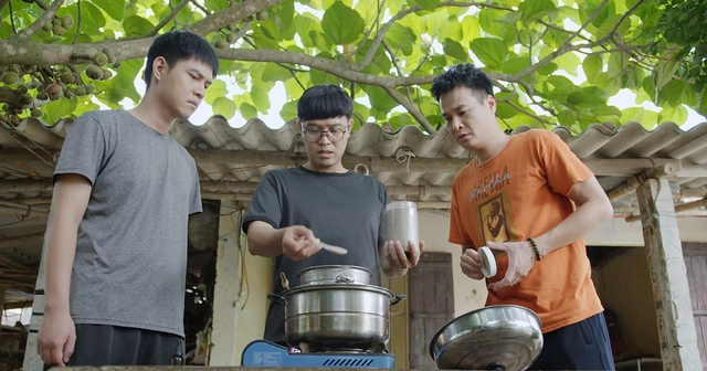 Giảng viên đại học là "cây hài" phim VTV: Đời thường kín đáo, hạnh phúc bên vợ cùng nghề, gắn bó 22 năm - Ảnh 2. Giảng viên đại học là "cây hài" phim VTV: Đời thường kín đáo, hạnh phúc bên vợ cùng nghề, gắn bó 22 năm - Ảnh 2.
