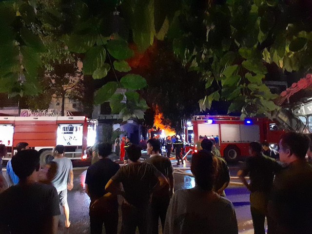 Đêm không ngủ chữa cháy nhà xưởng rộng hàng nghìn mét vuông, cả trăm người phải di tản đồ đạc- Ảnh 3. Đêm không ngủ chữa cháy nhà xưởng rộng hàng nghìn mét vuông, cả trăm người phải di tản đồ đạc- Ảnh 3.