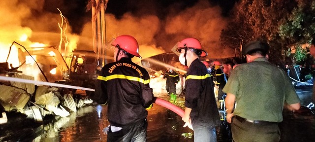 Đêm không ngủ chữa cháy nhà xưởng rộng hàng nghìn mét vuông, cả trăm người phải di tản đồ đạc- Ảnh 2. Đêm không ngủ chữa cháy nhà xưởng rộng hàng nghìn mét vuông, cả trăm người phải di tản đồ đạc- Ảnh 2.