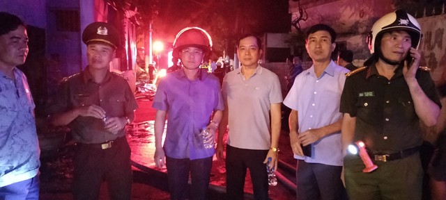 Đêm không ngủ chữa cháy nhà xưởng rộng hàng nghìn mét vuông, cả trăm người phải di tản đồ đạc- Ảnh 1. Đêm không ngủ chữa cháy nhà xưởng rộng hàng nghìn mét vuông, cả trăm người phải di tản đồ đạc- Ảnh 1.