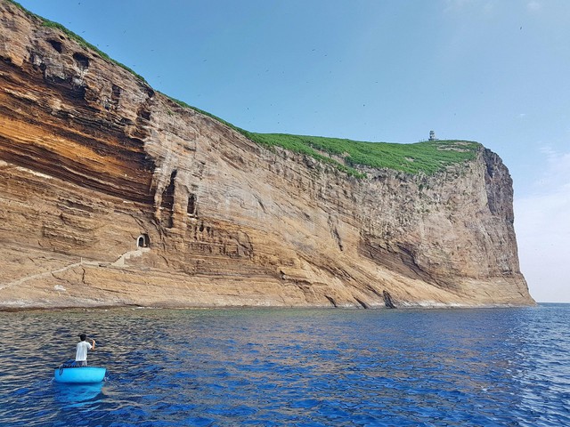 Có một hòn đảo hoang sơ trên biển miền Trung: Hình dáng đặc biệt, nằm ở vị trí đánh dấu lãnh hải Việt Nam- Ảnh 3. Có một hòn đảo hoang sơ trên biển miền Trung: Hình dáng đặc biệt, nằm ở vị trí đánh dấu lãnh hải Việt Nam- Ảnh 3.