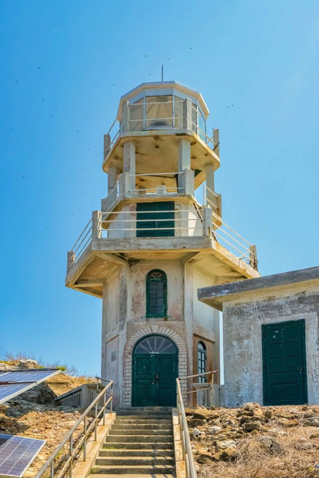 Có một hòn đảo hoang sơ trên biển miền Trung: Hình dáng đặc biệt, nằm ở vị trí đánh dấu lãnh hải Việt Nam- Ảnh 4. Có một hòn đảo hoang sơ trên biển miền Trung: Hình dáng đặc biệt, nằm ở vị trí đánh dấu lãnh hải Việt Nam- Ảnh 4.