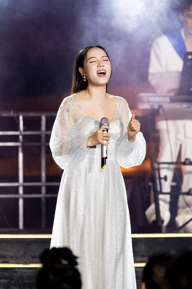 Nữ ca sĩ xinh đẹp từng biến mất khỏi showbiz: Còn trẻ đã mắc bệnh nặng, phải đền nhiều hợp đồng- Ảnh 3. Nữ ca sĩ xinh đẹp từng biến mất khỏi showbiz: Còn trẻ đã mắc bệnh nặng, phải đền nhiều hợp đồng- Ảnh 3.
