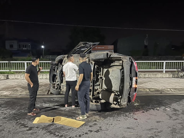 Người bị hất văng ra khỏi ô tô trong vụ tai nạn kinh hoàng ở Thái Nguyên, camera "bóc" toàn cảnh- Ảnh 1. Người bị hất văng ra khỏi ô tô trong vụ tai nạn kinh hoàng ở Thái Nguyên, camera "bóc" toàn cảnh- Ảnh 1.