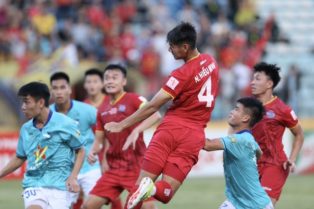 Nhà vô địch AFF Cup tỏa sáng, cứu đội nhà trụ lại V.League theo kịch bản bất ngờ- Ảnh 1. Nhà vô địch AFF Cup tỏa sáng, cứu đội nhà trụ lại V.League theo kịch bản bất ngờ- Ảnh 1.