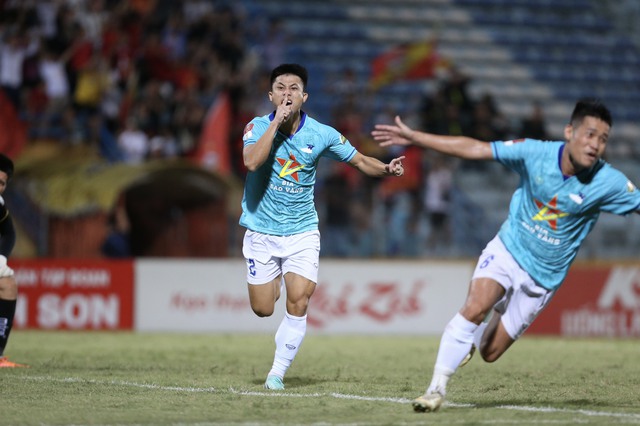 Nhà vô địch AFF Cup tỏa sáng, cứu đội nhà trụ lại V.League theo kịch bản bất ngờ- Ảnh 4. Nhà vô địch AFF Cup tỏa sáng, cứu đội nhà trụ lại V.League theo kịch bản bất ngờ- Ảnh 4.