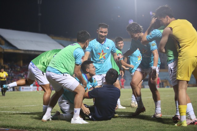 Nhà vô địch AFF Cup tỏa sáng, cứu đội nhà trụ lại V.League theo kịch bản bất ngờ- Ảnh 5.