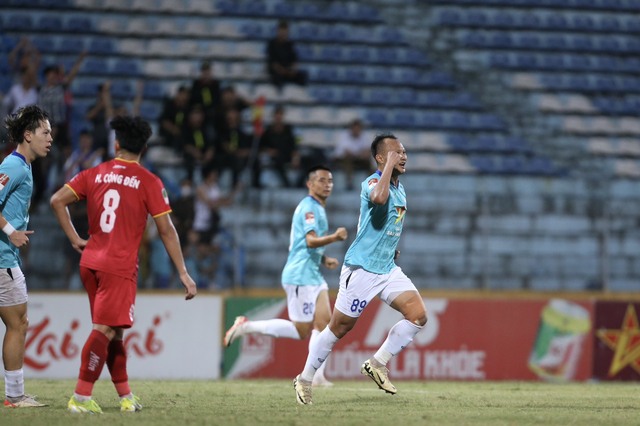 Nhà vô địch AFF Cup tỏa sáng, cứu đội nhà trụ lại V.League theo kịch bản bất ngờ- Ảnh 3. Nhà vô địch AFF Cup tỏa sáng, cứu đội nhà trụ lại V.League theo kịch bản bất ngờ- Ảnh 3.