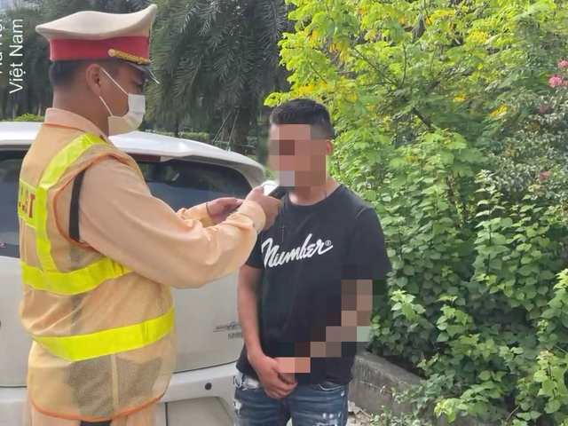 Bị bắt vì phóng ô tô như bay trên Đại lộ Thăng Long, 9X lộ ra hàng loạt điều phạm pháp- Ảnh 2. Bị bắt vì phóng ô tô như bay trên Đại lộ Thăng Long, 9X lộ ra hàng loạt điều phạm pháp- Ảnh 2.