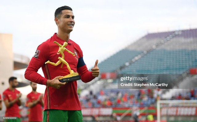Khoảng tối đằng sau kỷ lục phi thường của Ronaldo- Ảnh 1.