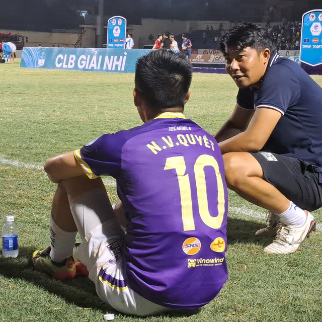 Văn Quyết tháo huy chương, buồn thẫn thờ khi đá hỏng 11m khiến CLB Hà Nội mất cúp- Ảnh 3.