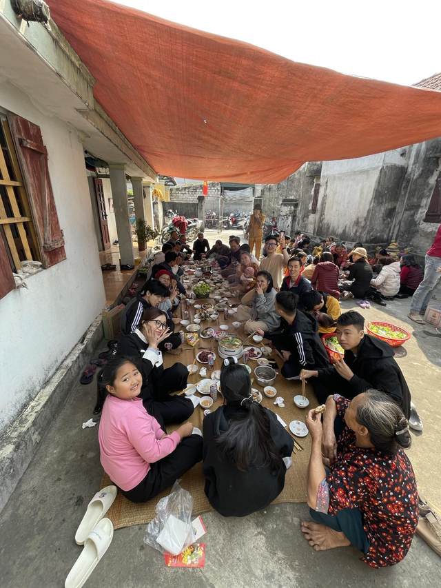 Cụ bà 99 tuổi ở Thanh Hóa vẫn thích cày ruộng, cứ vài hôm lại cuốc bộ qua tâm sự với em gái 90 tuổi- Ảnh 4. Cụ bà 99 tuổi ở Thanh Hóa vẫn thích cày ruộng, cứ vài hôm lại cuốc bộ qua tâm sự với em gái 90 tuổi- Ảnh 4.