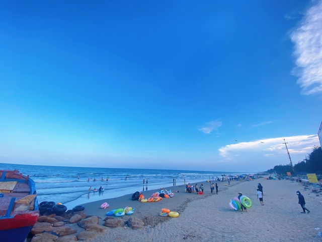 Ngoài Sầm Sơn, Thanh Hoá còn có 1 bãi biển đẹp tự nhiên nhiều du khách chưa biết: Cách thành phố chỉ 20km- Ảnh 1. Ngoài Sầm Sơn, Thanh Hoá còn có 1 bãi biển đẹp tự nhiên nhiều du khách chưa biết: Cách thành phố chỉ 20km- Ảnh 1.
