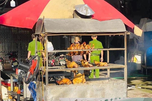 Quán vịt quay siêu bẩn, giòi bò lúc nhúc ở Quảng Ninh bị CA tới kiểm tra trực tiếp: Kết quả ra sao?- Ảnh 5. Quán vịt quay siêu bẩn, giòi bò lúc nhúc ở Quảng Ninh bị CA tới kiểm tra trực tiếp: Kết quả ra sao?- Ảnh 5.