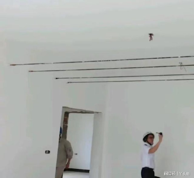 Bức ảnh khiến nhiều người rùng mình: Gia chủ ngang nhiên cho dây điện 400V đi xuyên nhà- Ảnh 1. Bức ảnh khiến nhiều người rùng mình: Gia chủ ngang nhiên cho dây điện 400V đi xuyên nhà- Ảnh 1.