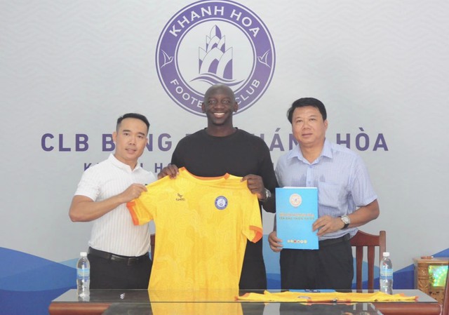 CLB Việt Nam bị FIFA phạt nặng, nguy cơ bỏ V.League 2 xuống đá giải hạng Ba- Ảnh 1. CLB Việt Nam bị FIFA phạt nặng, nguy cơ bỏ V.League 2 xuống đá giải hạng Ba- Ảnh 1.