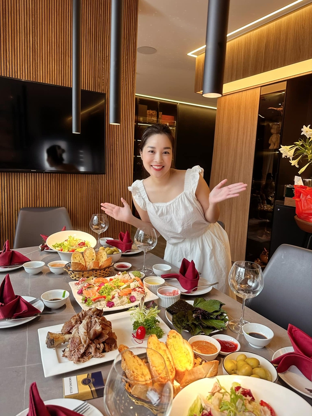 Nàng "Vàng Anh" đình đám vừa được thăng hàm đại úy ở tuổi 39: Ngày càng trẻ đẹp, viên mãn đáng ngưỡng mộ- Ảnh 6. Nàng "Vàng Anh" đình đám vừa được thăng hàm đại úy ở tuổi 39: Ngày càng trẻ đẹp, viên mãn đáng ngưỡng mộ - Ảnh 5.