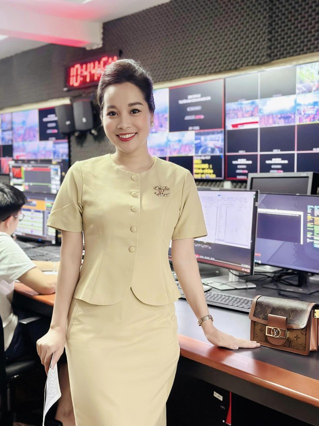 Nàng "Vàng Anh" đình đám vừa được thăng hàm đại úy ở tuổi 39: Ngày càng trẻ đẹp, viên mãn đáng ngưỡng mộ- Ảnh 5. Nàng "Vàng Anh" đình đám vừa được thăng hàm đại úy ở tuổi 39: Ngày càng trẻ đẹp, viên mãn đáng ngưỡng mộ - Ảnh 4.