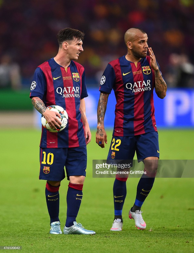 Đối mặt án tù vì tội danh cưỡng hiếp, Daniel Alves đi đá phủi với mức phí 200.000 đồng/giờ - Ảnh 2. Đối mặt án tù vì tội danh cưỡng hiếp, Daniel Alves đi đá phủi với mức phí 200.000 đồng/giờ - Ảnh 2.