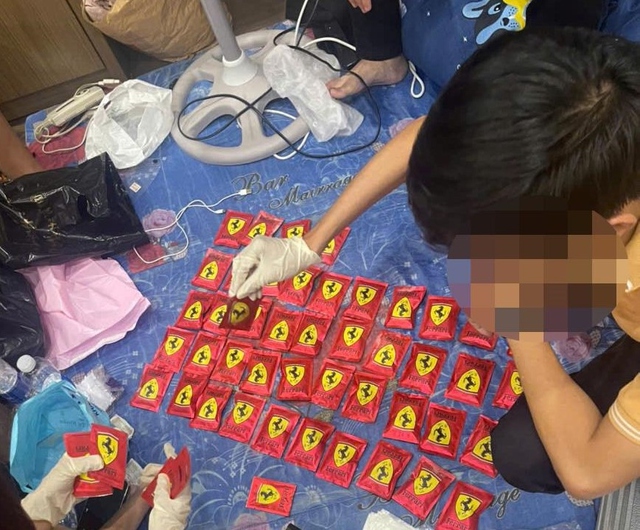 Ập vào khám xét căn hộ, công an phát hiện bí mật khủng khiếp của nhóm 4 nam, 2 nữ- Ảnh 2. Ập vào khám xét căn hộ, công an phát hiện bí mật khủng khiếp của nhóm 4 nam, 2 nữ- Ảnh 2.