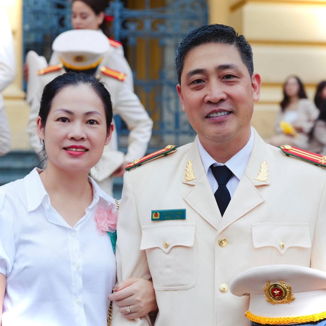 NSƯT, trung tá công an chuyên bị nhầm là giang hồ: Ngoài đời sống nghiêm túc, 20 năm sắt son bên vợ hiền- Ảnh 2. NSƯT, trung tá công an chuyên bị nhầm là giang hồ: Ngoài đời sống nghiêm túc, 20 năm sắt son bên vợ hiền- Ảnh 2.