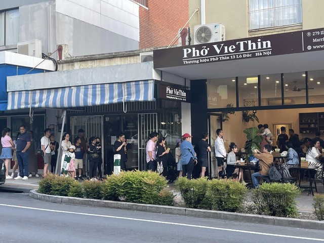 Khách Tây bất ngờ khi ăn bánh mỳ ở nước ngoài, nhận xét: "Không thể tin được đây là cách họ làm ra nó"- Ảnh 10. Khách Tây bất ngờ khi ăn bánh mỳ ở nước ngoài, nhận xét: "Không thể tin được đây là cách họ làm ra nó"- Ảnh 10.