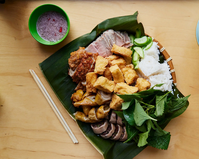 Khách Tây bất ngờ khi ăn bánh mỳ ở nước ngoài, nhận xét: "Không thể tin được đây là cách họ làm ra nó"- Ảnh 6. Khách Tây bất ngờ khi ăn bánh mỳ ở nước ngoài, nhận xét: "Không thể tin được đây là cách họ làm ra nó"- Ảnh 6.