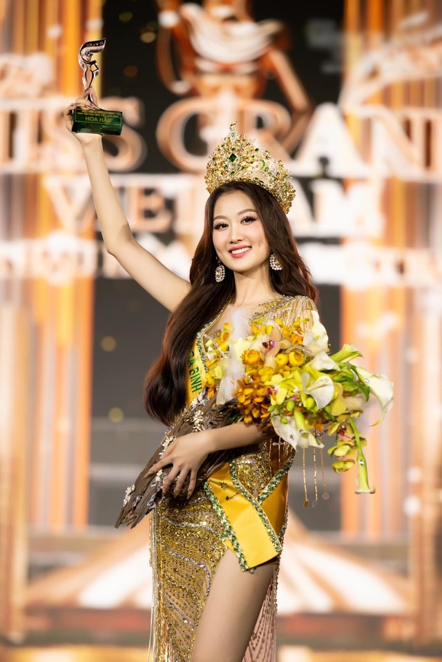 Nhan sắc của Hoa hậu vừa đăng quang ở tuổi 23, có bố là cán bộ Viện kiểm sát, mẹ là hiệu trưởng- Ảnh 1. Nhan sắc của Hoa hậu vừa đăng quang ở tuổi 23, có bố là cán bộ Viện kiểm sát, mẹ là hiệu trưởng- Ảnh 1.
