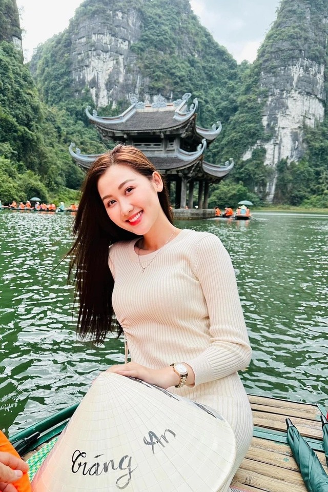 Nhan sắc của Hoa hậu vừa đăng quang ở tuổi 23, có bố là cán bộ Viện kiểm sát, mẹ là hiệu trưởng- Ảnh 10. Nhan sắc của Hoa hậu vừa đăng quang ở tuổi 23, có bố là cán bộ Viện kiểm sát, mẹ là hiệu trưởng- Ảnh 10.