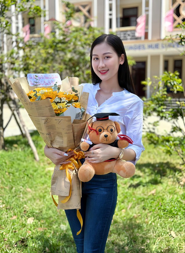 Nhan sắc của Hoa hậu vừa đăng quang ở tuổi 23, có bố là cán bộ Viện kiểm sát, mẹ là hiệu trưởng- Ảnh 13. Nhan sắc của Hoa hậu vừa đăng quang ở tuổi 23, có bố là cán bộ Viện kiểm sát, mẹ là hiệu trưởng- Ảnh 13.