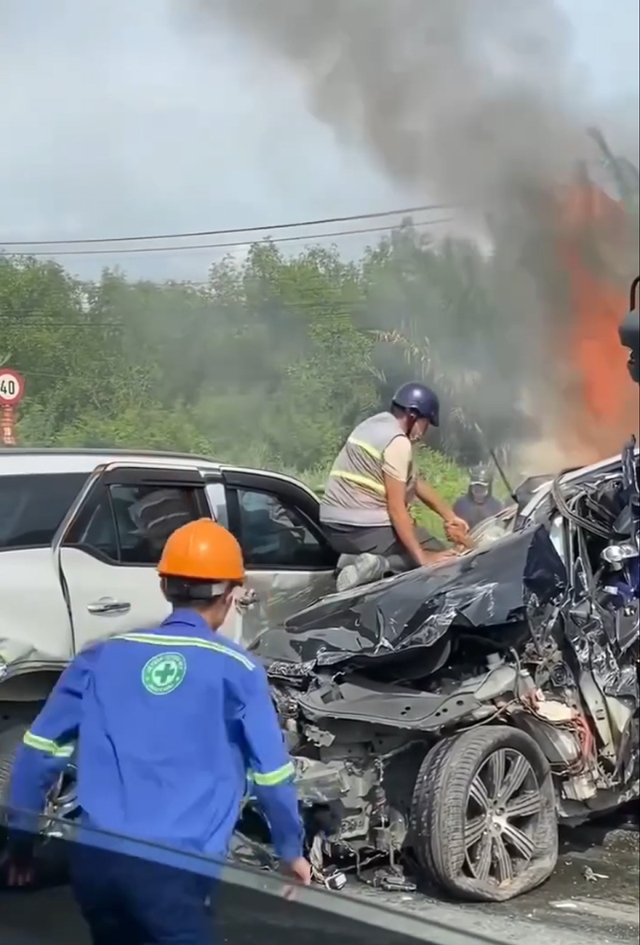Khoảnh khắc đập kính cứu tài xế ngay trước khi 3 ô tô cháy dữ dội trong vụ tai nạn trên cầu Phú Mỹ- Ảnh 2. Khoảnh khắc đập kính cứu tài xế ngay trước khi 3 ô tô cháy dữ dội trong vụ tai nạn trên cầu Phú Mỹ- Ảnh 2.