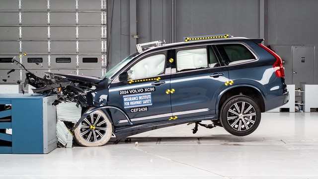 Volvo XC90 là xe gì mà giúp tài xế 'sinh ra một lần nữa' trong vụ tai nạn liên hoàn ở cầu Phú Mỹ?- Ảnh 4. Volvo XC90 là xe gì mà giúp tài xế 'sinh ra một lần nữa' trong vụ tai nạn liên hoàn ở cầu Phú Mỹ? - Ảnh 4.