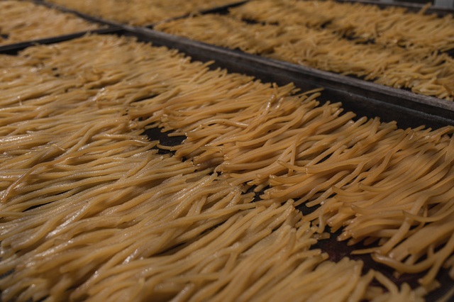 Khách Tây trầm trồ trước món đặc sản chưa tới 1 đô của tỉnh miền Trung, nhận xét "hiếm có trên thế giới"- Ảnh 3. Khách Tây trầm trồ trước món đặc sản chưa tới 1 đô của tỉnh miền Trung, nhận xét "hiếm có trên thế giới"- Ảnh 3.