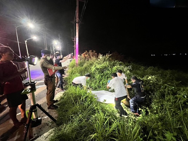 Đang đi thì nghe thấy tiếng động lớn, dừng xe kiểm tra tài xế ô tô chứng kiến điều đáng sợ- Ảnh 2. Đang đi thì nghe thấy tiếng động lớn, dừng xe kiểm tra tài xế ô tô chứng kiến điều đáng sợ- Ảnh 2.