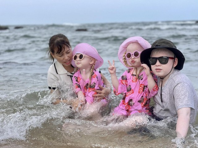 Cặp song sinh "kỳ lạ" ở Sóc Trăng sau 2 năm nổi tiếng, gia đình từ ở trọ đã xây được nhà riêng- Ảnh 1. Cặp song sinh "kỳ lạ" ở Sóc Trăng sau 2 năm nổi tiếng, gia đình từ ở trọ đã xây được nhà riêng- Ảnh 1.