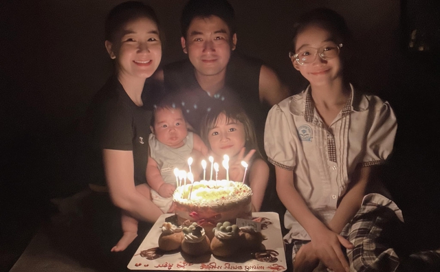 Nam thần đóng vai công an nhiều nhất Việt Nam: Sống viên mãn bên vợ kém 11 tuổi và 3 con ở thôn quê- Ảnh 6. Nam thần đóng vai công an nhiều nhất Việt Nam: Sống viên mãn bên vợ kém 11 tuổi và 3 con ở thôn quê- Ảnh 6.