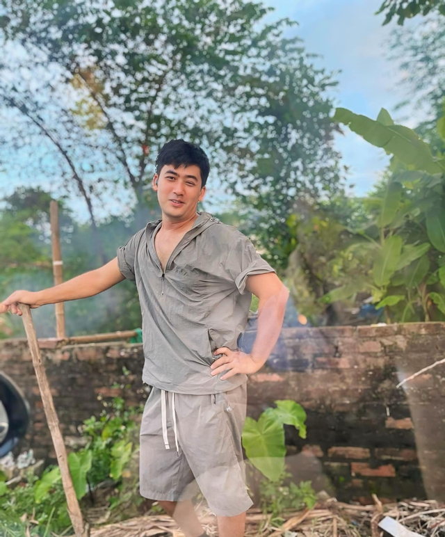 Nam thần đóng vai công an nhiều nhất Việt Nam: Sống viên mãn bên vợ kém 11 tuổi và 3 con ở thôn quê- Ảnh 7. Nam thần đóng vai công an nhiều nhất Việt Nam: Sống viên mãn bên vợ kém 11 tuổi và 3 con ở thôn quê- Ảnh 7.