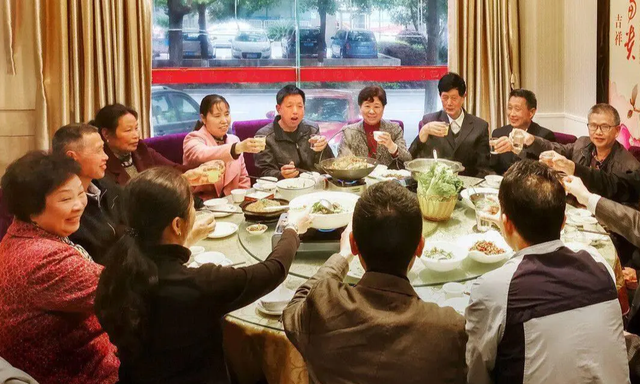 Đã 8 năm tôi không tham dự họp lớp, không phải do kiêu ngạo mà thấy đây đúng là cái chợ 'tạp phí lù' - Ảnh 1. Đã 8 năm tôi không tham dự họp lớp, không phải do kiêu ngạo mà thấy đây đúng là cái chợ 'tạp phí lù' - Ảnh 1.