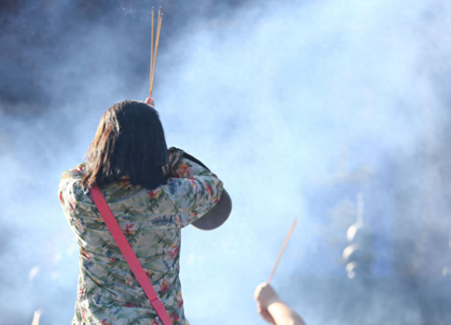 Tại sao khi thắp hương lại phải có 3 cây nhang? – Câu trả lời cực thú vị mà không phải ai cũng biết - Ảnh 2. Tại sao khi thắp hương lại phải có 3 cây nhang? – Câu trả lời cực thú vị mà không phải ai cũng biết - Ảnh 2.