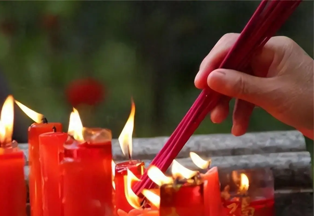 Tại sao khi thắp hương lại phải có 3 cây nhang? – Câu trả lời cực thú vị mà không phải ai cũng biết - Ảnh 1. Tại sao khi thắp hương lại phải có 3 cây nhang? – Câu trả lời cực thú vị mà không phải ai cũng biết - Ảnh 1.