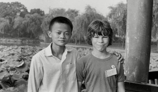 Sợ xa cách với các bạn khi tham gia họp lớp, tỷ phú Jack Ma làm một hành động khiến ai cũng nể phục - Ảnh 7. Sợ xa cách với các bạn khi tham gia họp lớp, tỷ phú Jack Ma làm một hành động khiến ai cũng nể phục - Ảnh 7.