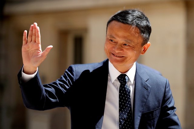 Sợ xa cách với các bạn khi tham gia họp lớp, tỷ phú Jack Ma làm một hành động khiến ai cũng nể phục - Ảnh 1. Sợ xa cách với các bạn khi tham gia họp lớp, tỷ phú Jack Ma làm một hành động khiến ai cũng nể phục - Ảnh 1.