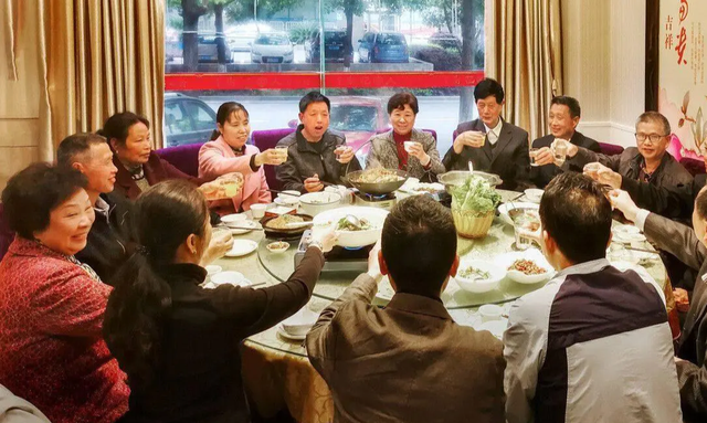 Trong buổi họp lớp, hoàn cảnh của 3 người: học giỏi nhất, học kém nhất và nghịch ngợm nhất khiến mọi người rưng rưng xúc động! - Ảnh 1. Trong buổi họp lớp, hoàn cảnh của 3 người: học giỏi nhất, học kém nhất và nghịch ngợm nhất khiến mọi người rưng rưng xúc động! - Ảnh 1.